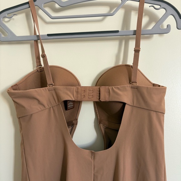 SKIMS DEEP PLUNGE SHAPEWEAR MID THIGH BODYSUIT Light Brown Size Medium Women’s - Picture 8 of 10